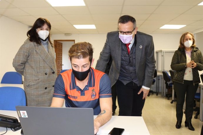 Diego Conesa durante su visita al centro de rastreadores covid del ayuntamiento de Águilas (PSRM-PSOE)