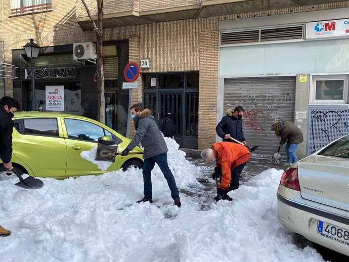 El presidente del PP, Pablo Casado, retira nieve de la acera, en Madrid (España) a 10 de enero de 2020.