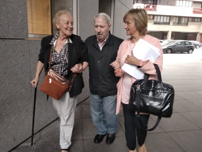 El exsindicalista José Ángel Fernández Villa, junto a su mujer (izquierda) y su abogada, Ana Boto.