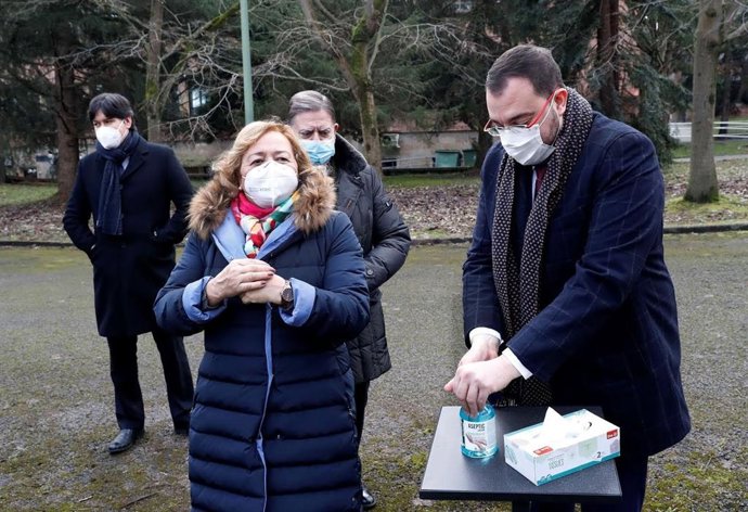 Adrián Barbón, a la derecha