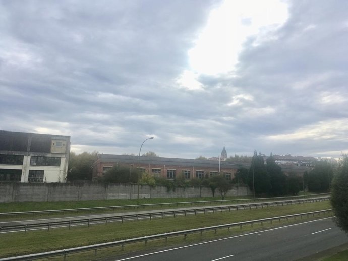 Entrada a Oviedo por la autopista, entre la fábrica de armas de La Vega y la iglesia de Santullano