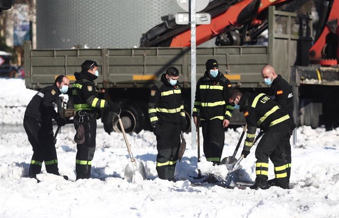Militares de la UME realizan labores de limpieza para retirar la nieve en Atocha