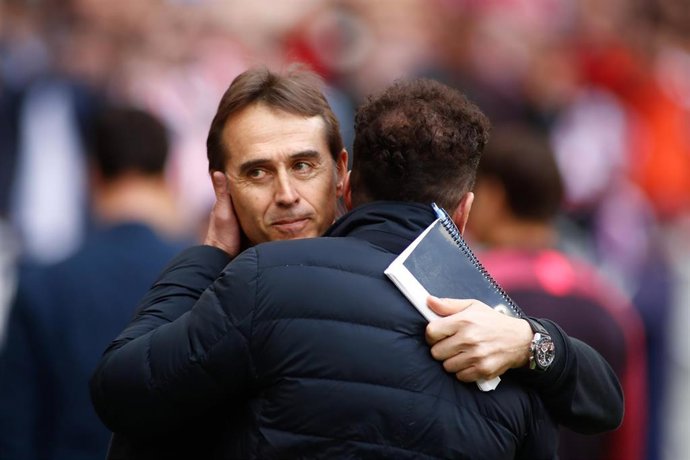 Julen Lopetegui y Diego Pablo Simeone se saludan antes del Atlético-Sevilla de la pasada temporada