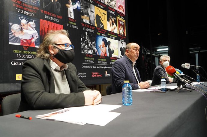 El presidente de la Diputación (C) junto al diputado de Cultura (D) y el director del teatro.