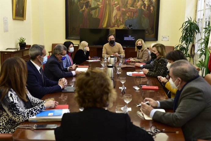 La delegada del Gobierno de España en Andalucía hace balance con los subdelegados.