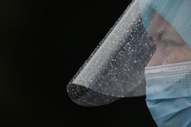 Imagen de archivo de una trabajadora sanitaria en Malasia.