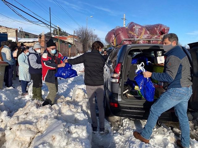 Voluntarios de la Fundación Madrina entregan ayuda en la Cañada Real ante el temporal de nieve.