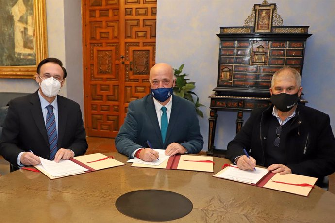 El presidente de la Diputación de Córdoba, Antonio Ruiz (centro), firma el convenio con el rector de la Universidad de Córdoba, José Carlos Gómez Villamandos (izda.) y el alcalde de Belmez, José Porras.