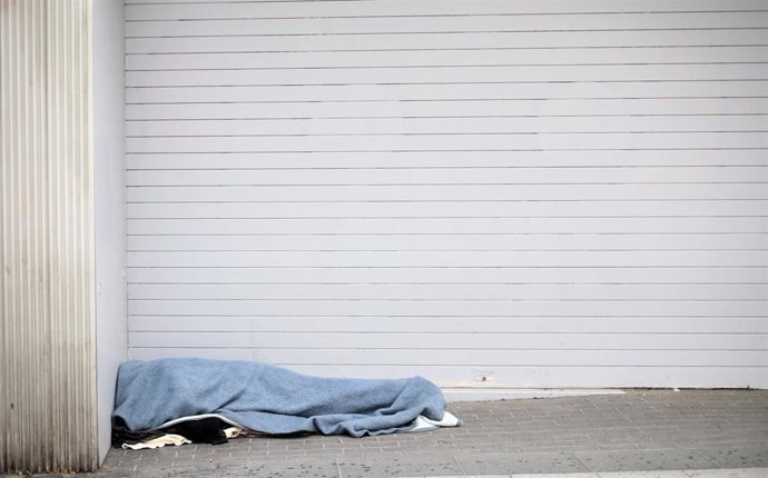 Una persona sin hogar cubierta con una manta en Madrid (España).