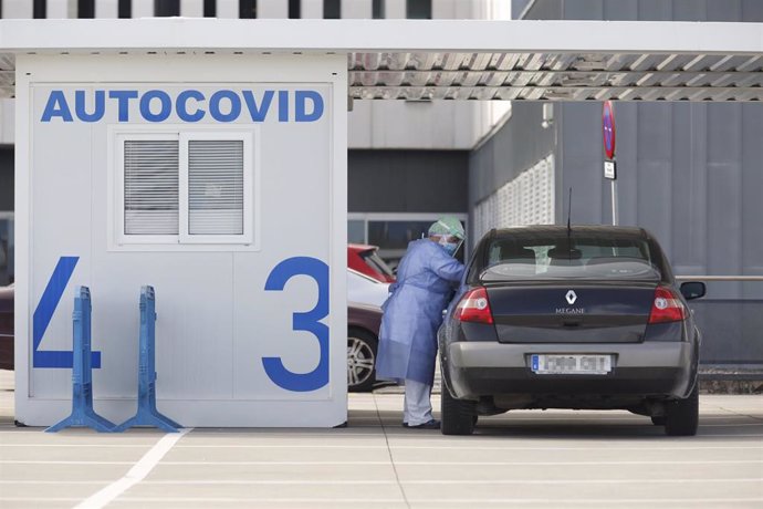 Imagen de archivo de una enfermera realizando pruebas PCR para la detección del COVID-19 en el "Autocovid" del Hospital Universitario Central de Asturias (HUCA), Oviedo (Asturias).