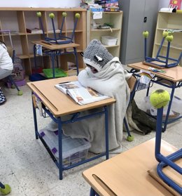 Alumno abrigado en su aula.