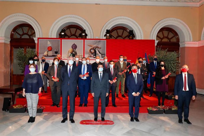 El ministro de Agricultura, Pesca y Alimentación, Luis Planas, posa junto a los premiados durante la entrega de la XXXII edición de los Premios Alimentos de España, en la sede del Ministerio, Madrid (España) 