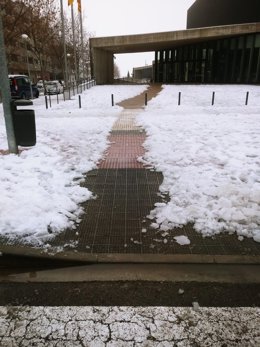 Unos 200 efectivos trabajan para mantener limpias de nieve grandes avenidas y aceras y crear zonas de paso.