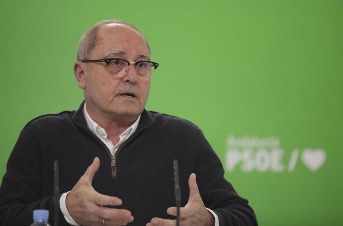 El secretario de organización del PSOE-A, Juan Cornejo, atiende a los medios tras la reunión del pleno de la Comisión Ejecutiva Regional del PSOE-A. En Sevilla (Andalucía, España), a 11 de enero de 2021.