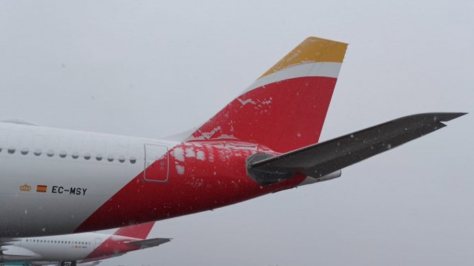 Avión de Iberia con nieve