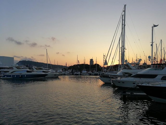 Imagen de barcos en una marina