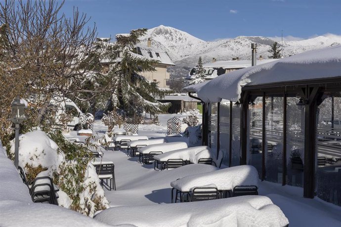 La terraza de un bar cubierta de nieve en Cerceda (España), a 10 de enero de 2021. La Comunidad de Madrid ha recordado a  los madrileños, a través de un comunicado, que en las próximas horas se van a registrar temperaturas muy bajas con nieve acumulada 