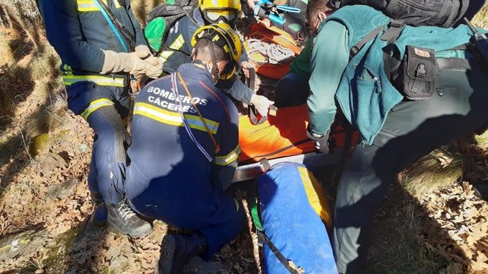 Bomberos de Plasencia rescatan a una mujer en Hervás