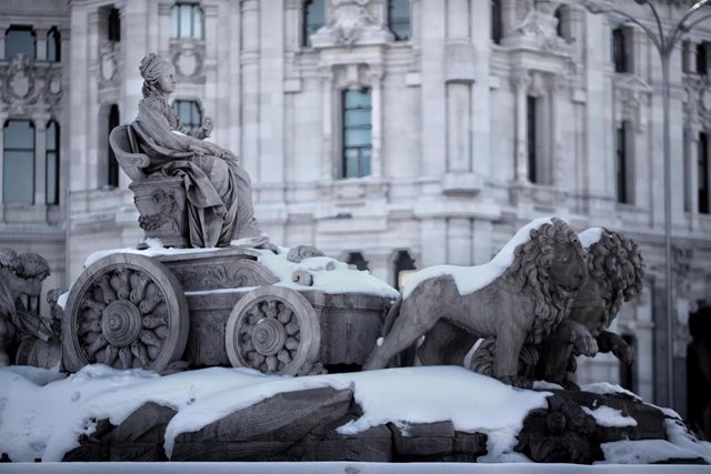 Plaza de Cibeles en Madrid (España), a 11 de enero de 2021. Madrid afronta hoy el primer día laborable en la región tras la gran nevada provocada por el paso de la borrasca ‘Filomena’. 