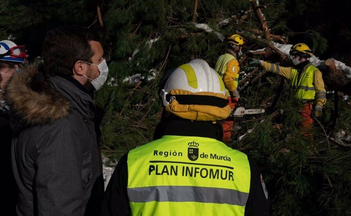 El líder del PP, Pablo Casado, visita varias zonas afectadas por el temporal Filomena de la calle del Condado de Treviño, en el distrito madrileño de Ciudad Lineal. En Madrid, a 11 de enero de 2021.
