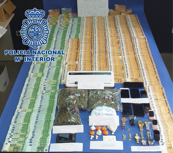 Droga y dinero, entre otros objetos, incautados por la Policía Nacional.