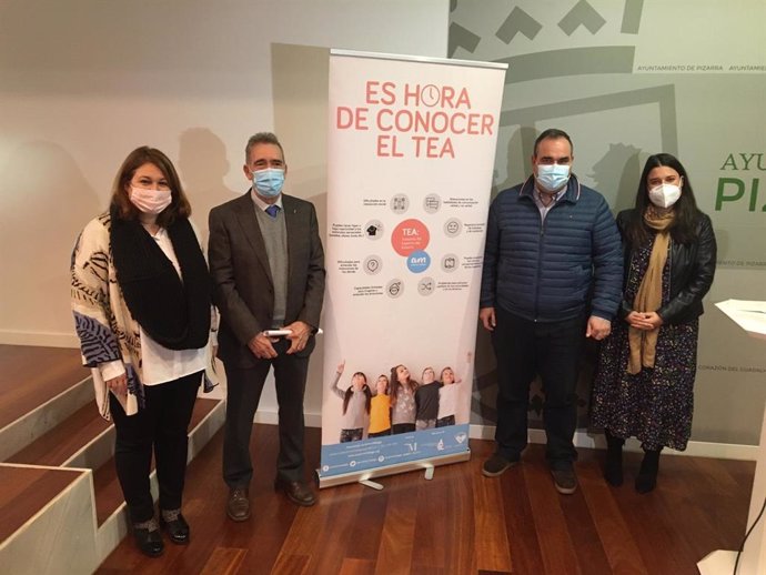 COlaboración de la Diputación de Málaga con Autismo Málaga y el Ayuntamiento de Pizarra para instalar pictogramas para personas con TEA