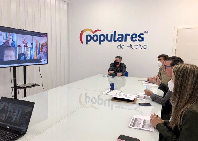 El presidente del Partido Popular de Huelva, Manuel Andrés González, preside la reunión telemática del Comité Provincial de Alcaldes.