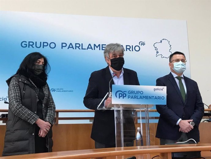 Pedro Puy, portavoz parlamentario del PPdeG, en la rueda de prensa de este lunes junto al conselleiro de Medio Rural, José González, y la diputada del PPdeG Elena Candia