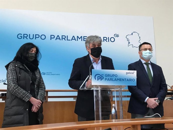 Pedro Puy, portavoz parlamentario del PPdeG, en la rueda de prensa de este lunes junto al conselleiro de Medio Rural, José González, y la diputada del PPdeG Elena Candia