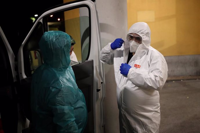 08 January 2021, Portugal, Lisbon: A healthcare worker undresses a protective suit after carrying a COVID-19 patient at the Curry Cabral Hospital in Lisbon. Portugal reported a record 10,176 new Coronavirus (COVID-19) cases and 118 deaths in 24 hours, t
