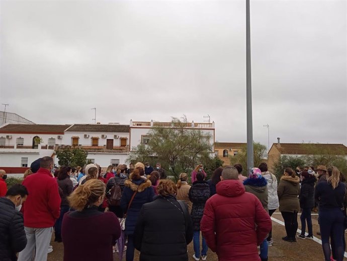 Movilización en Aznalcóllar por la situación del CEIP 'Cruz Blanca'