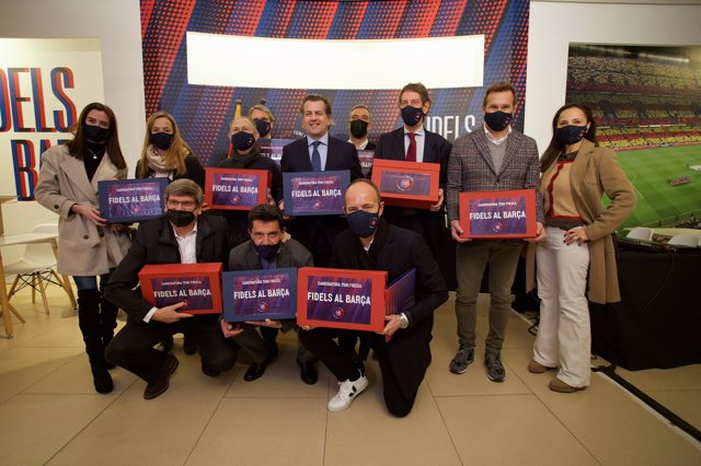 El precandidato a la presidencia del FC Barcelona Toni Freixa, con su equipo de 'Fidels al Barça', con las firmas de apoyo para ser candidato
