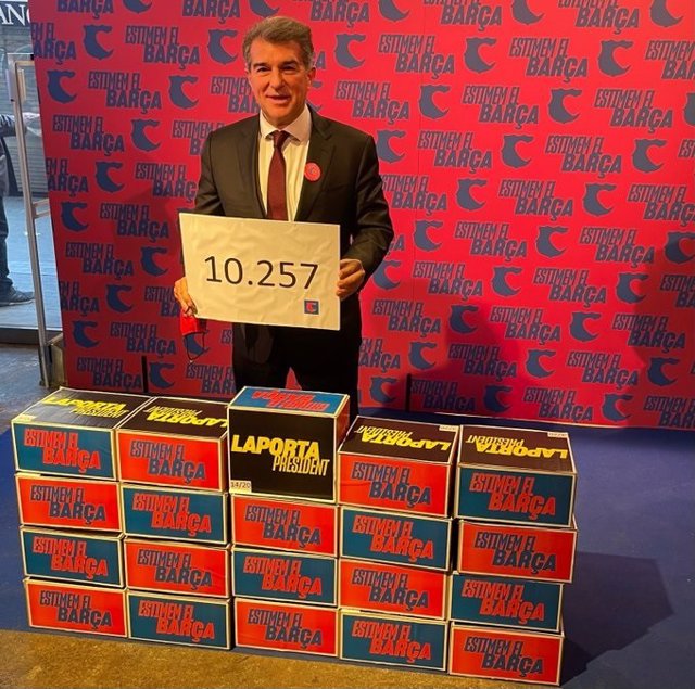 El precandidato a la presidencia del FC Barcelona Joan Laporta, con las 10.257 firmas de apoyo recogidas para optar a ser candidato y presidir de nuevo el club blaugrana