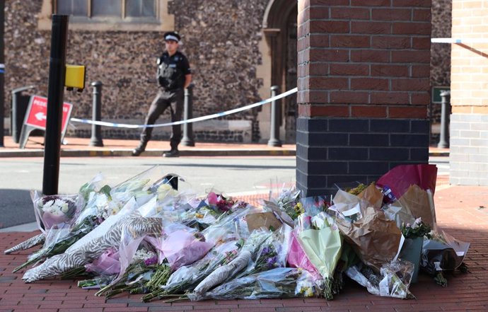 22 June 2020, England, Reading: Flowers placed in front of the Post Office in Reading town centre, near Forbury Gardens, after a multiple stabbing attack in the gardens which took place on Saturday leaving three people dead and another three seriously i