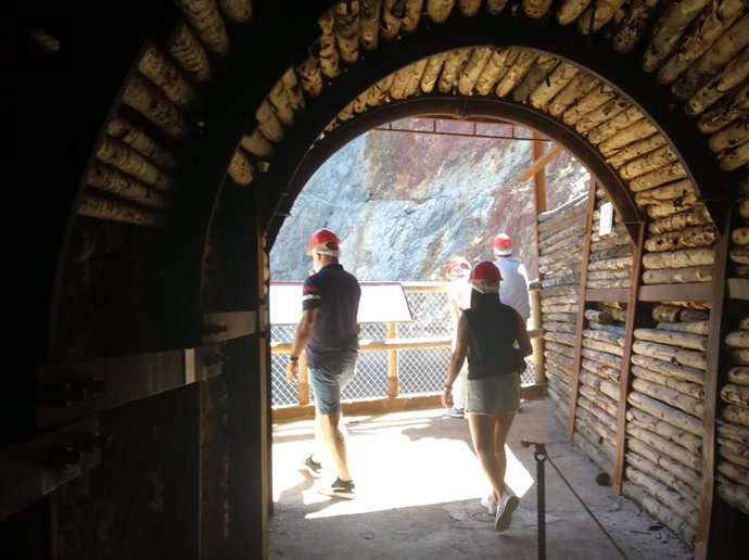 Mirador a la salida del túnel de la mina Peña de Hierro, uno de los puntos más visitados el Parque Minero de Riotinto (Huelva).