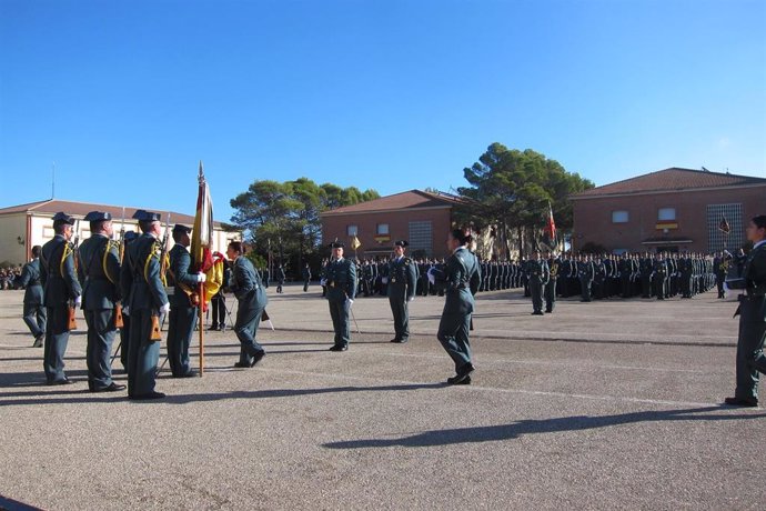 Imagen de archivo de la jura de bandera de una promoción de guardias en la Academia de Baeza.