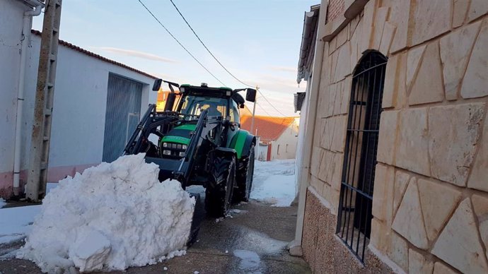 Agricultor con su tractor recogiendo nieve en pueblos tras el paso de Filomena
