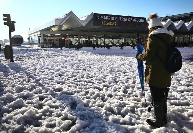 Estación Puerta de Atocha rodeada de nieve, en Madrid, durante este lunes 11 de enero