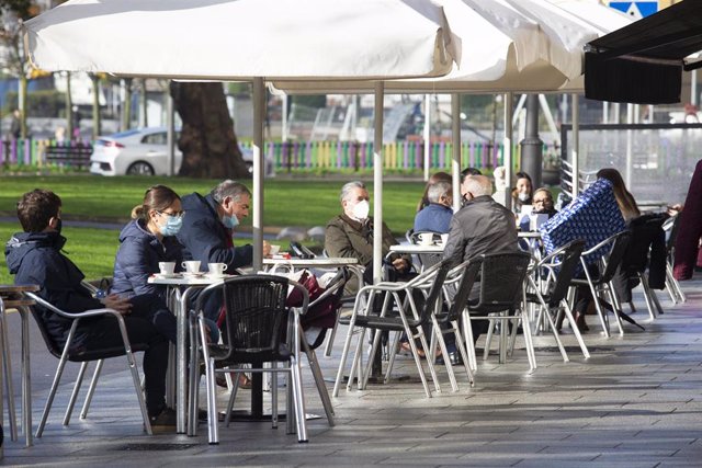 Personas sentadas en las terrazas de un restaurante de Avilés, Asturias (España), a 14 de diciembre de 2020.