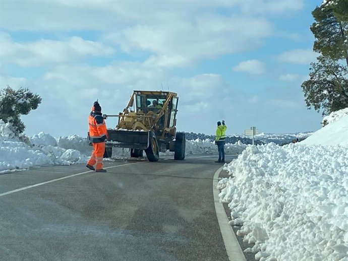 Operarios de la Generalitat limpian la nieve de una carretera tras el temporal Filomena, a 11 de enero de 2021.