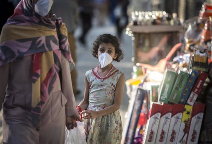 Una niña con mascarilla por el coronavirus en Irán