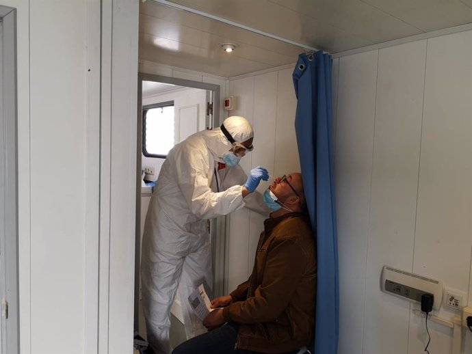Un profesional sanitario realiza una prueba PCR a un habitante de Cuevas del Becerro (Málaga) a 30 de noviembre de 2020