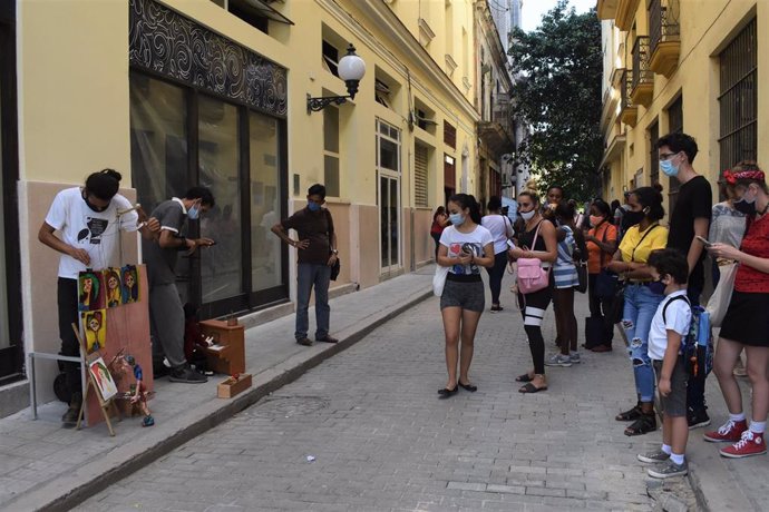 Personas con mascarillas en La Habana