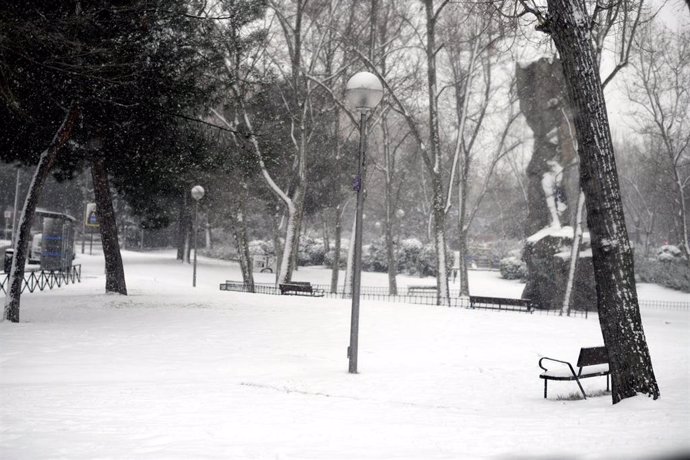 Segundo día de nieve en la capital tras el paso de la borrasca Filomena, en Madrid (España), a 8 de enero de 2021. La Comunidad de Madrid ha activado hoy el nivel 2 del Plan de Inclemencias Invernales para gestionar el temporal de frío y nieve que afect