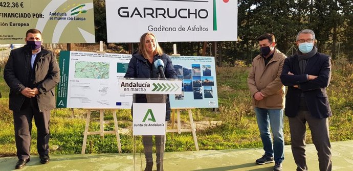 La consejera de Fomento, Infraestructuras y Ordenación del Territorio, Marifrán Carazo, junto al presidente de la Diputación de Málaga, Francisco Salado, y los alcaldes de Riogordo, Antonio Alés, y Pizarra, Feliz Lozano