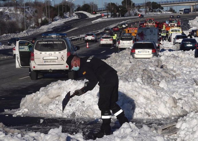 Máquinas quitanieves, efectivos de la Guardia Civil y de la UME trabajan en el km 58 de la M-40 en las inmediaciones del acceso M607 para liberar de la nieve a varios coches. Los vehículos quedaron varados en la carretera el pasado viernes a consecuenci