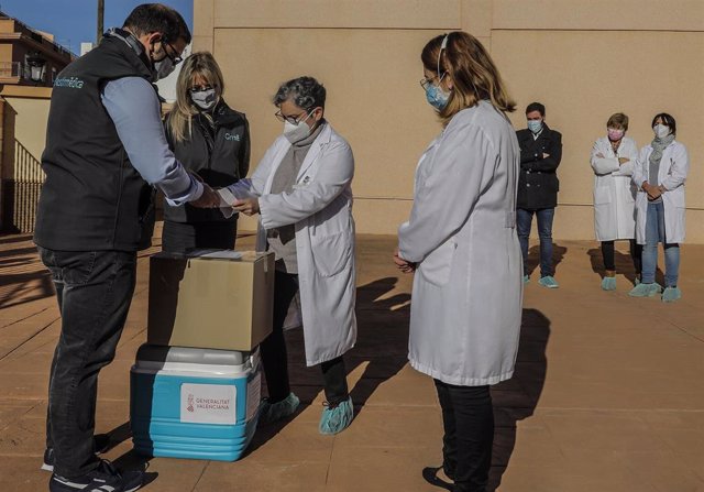 El equipo sanitario de la residencia recibe las dosis de la vacuna durante el primer día de vacunación contra la Covid-19 en España, en la residencia de mayores Virgen del Milagro de Rafelbunyol, en Valencia (España), a 27 de diciembre de 2020. Las primer