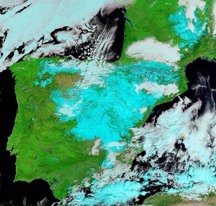 Imagen satelital en la que se aprecia, en color azul, el manto de nieve que ha dejado el temporal 'Filomena' sobre la península