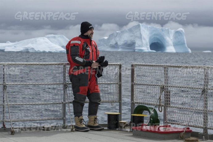 El actor Javier Bardem a bordo del barco Arti Sunrise de Greenpeace en la Bahía de Hughes en el sur de la Península de Chavdar en la Antártida.