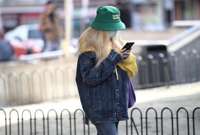 Joven con mascarilla en Madrid.